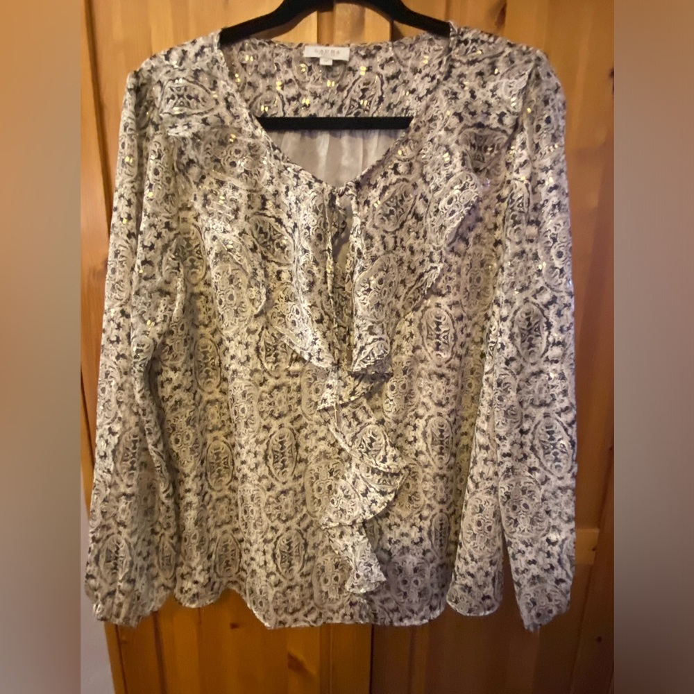 Ruffle blouse with gold detail. Laura petite XL